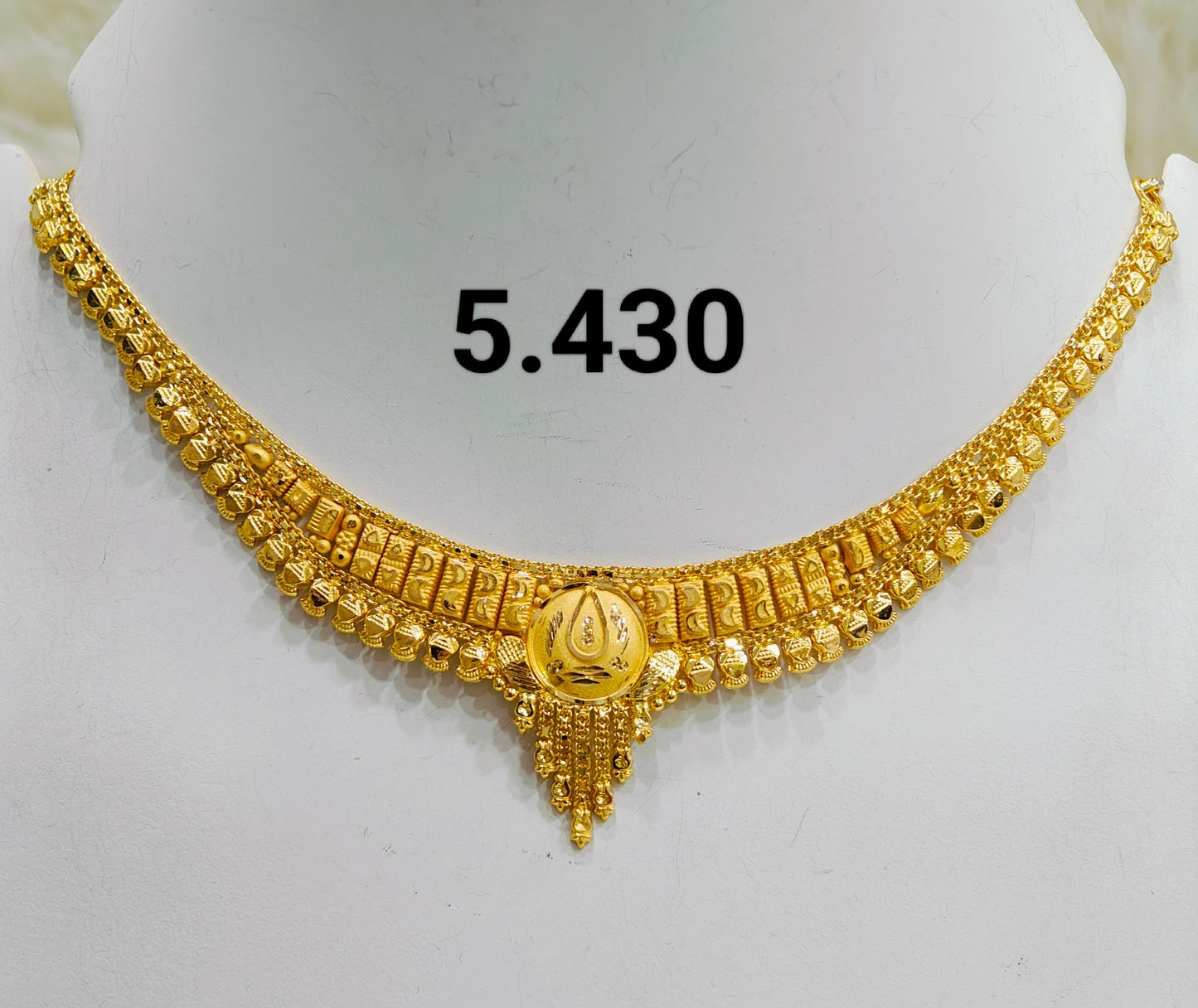 Short regular necklace 223